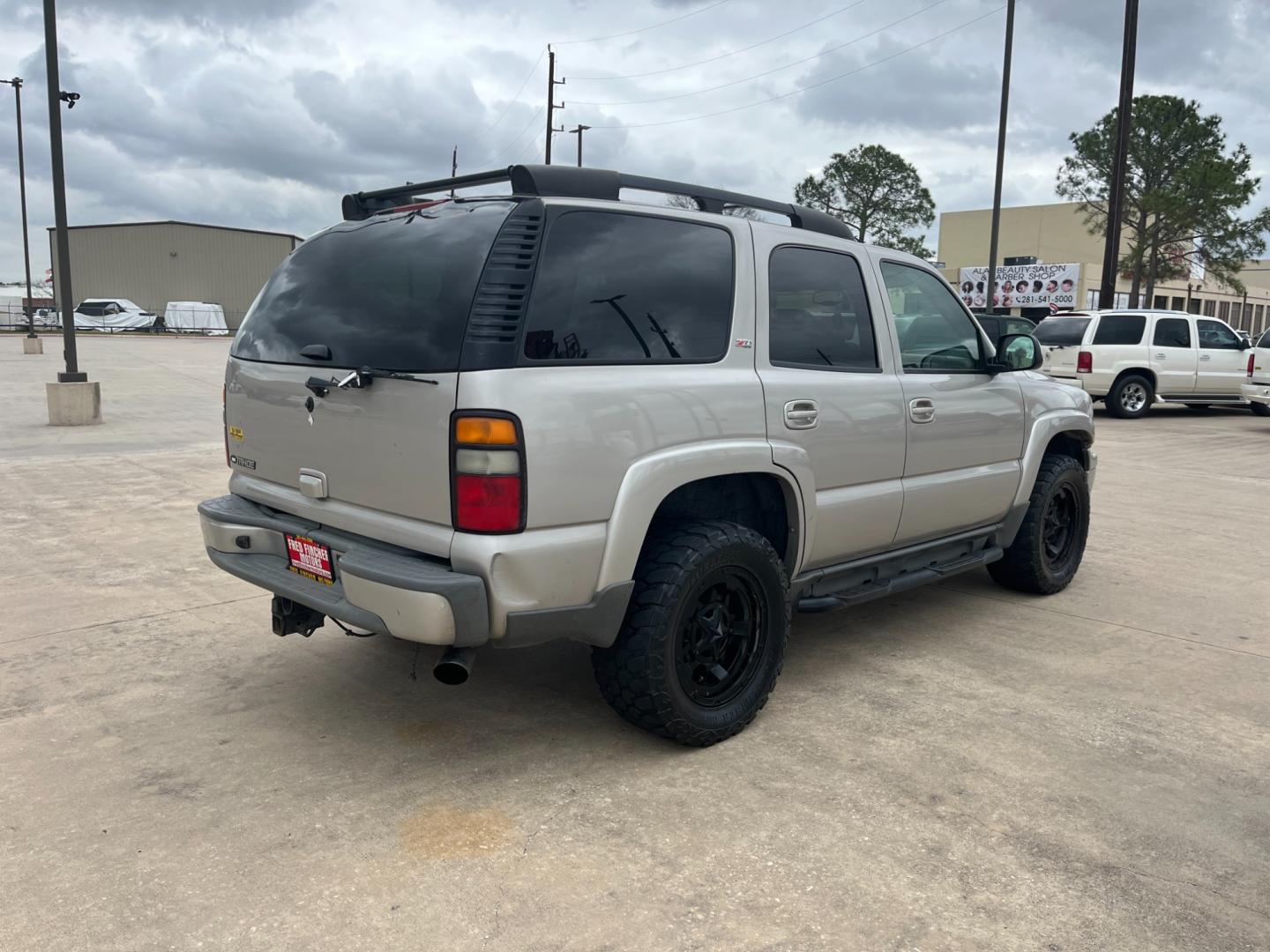 2006 SILVER /gray Chevrolet Tahoe 4WD (1GNEK13T76R) with an 5.3L V8 OHV 16V engine, 4-Speed Automatic Overdrive transmission, located at 14700 Tomball Parkway 249, Houston, TX, 77086, (281) 444-2200, 29.928619, -95.504074 - Photo#6